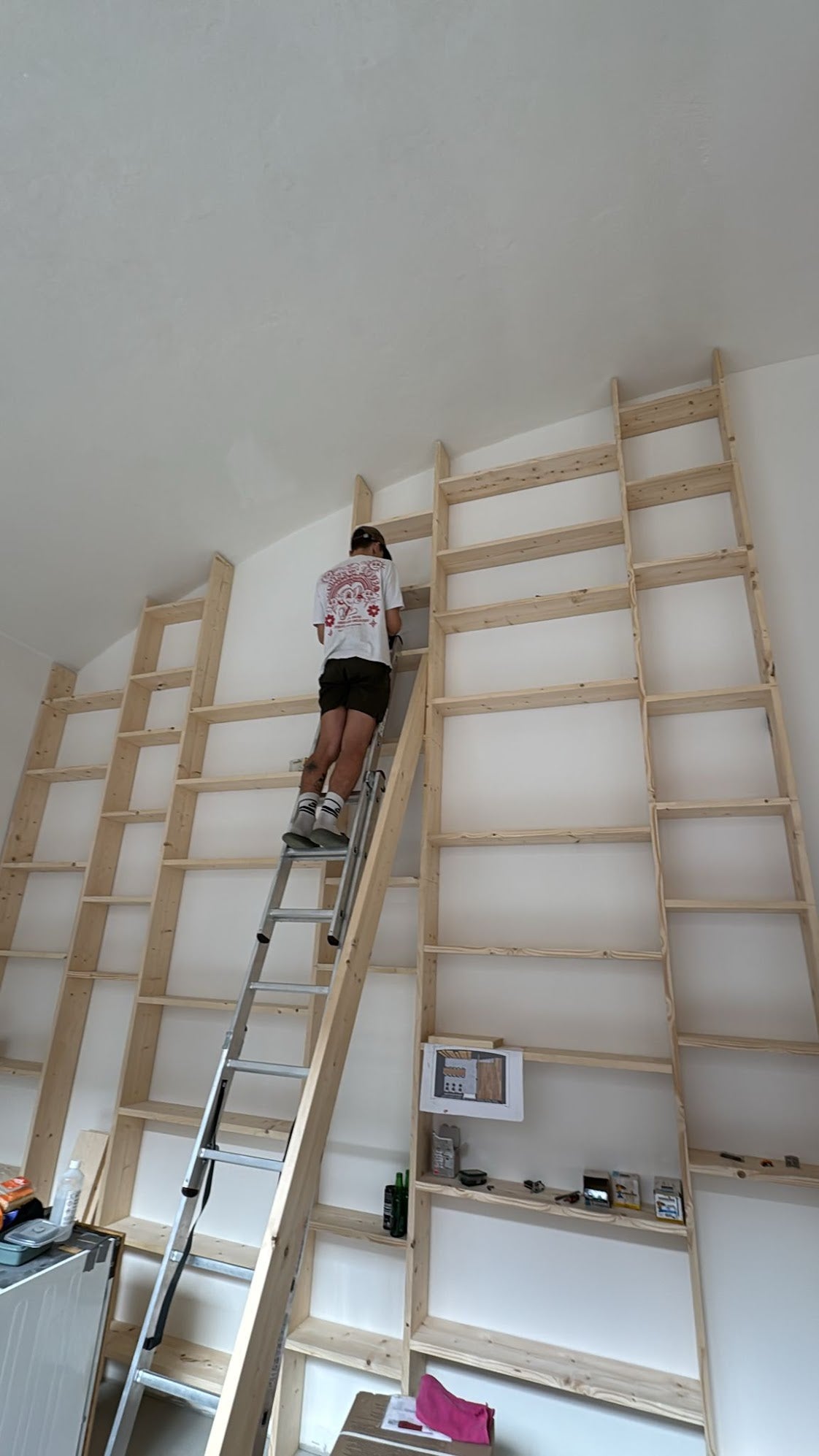 De grote wandkast is onderweg